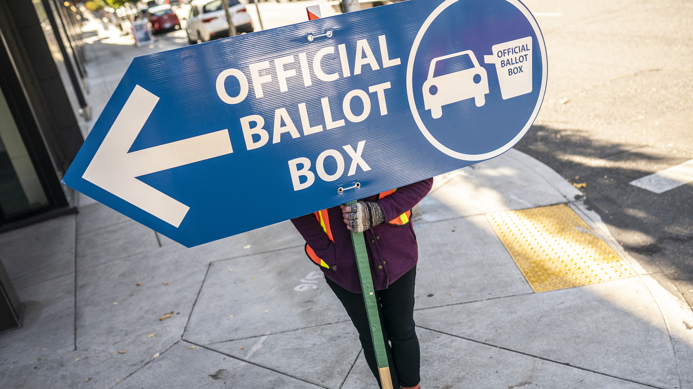 Biden officials hold back on Medicaid automatic voter registration : NPR
