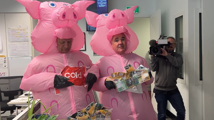 Federal parliament updates: PM says no deal (again) to Greens on help-to-buy, and why Bob Katter and Andrew Wilkie dressed up as pigs — as it happened