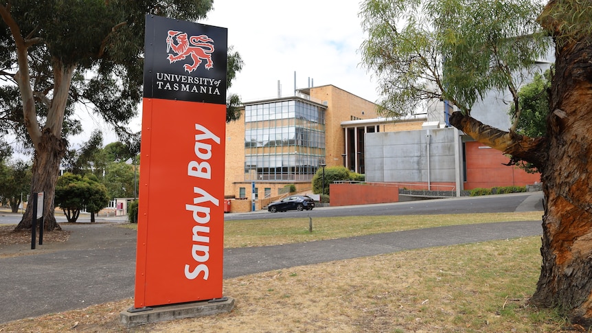 Tasmanian Liberals say they will put parliamentary hurdle to keep University of Tasmania at Sandy Bay campus if they win majority government
